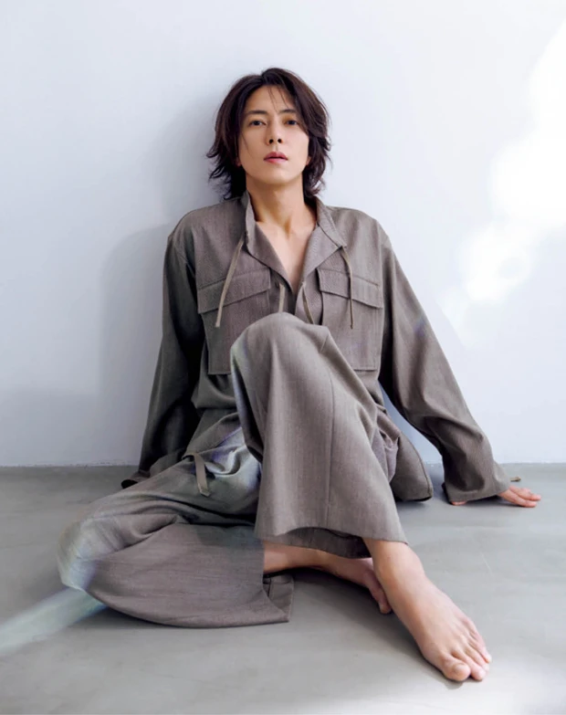 山下智久 インタビュー マキア MAQUIA 12月号 座りカット