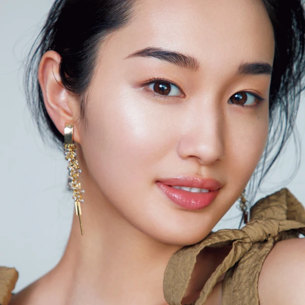 paku☆chanさんの“彫り深立体”小顔メイクを解説！【MAQUIAベ…