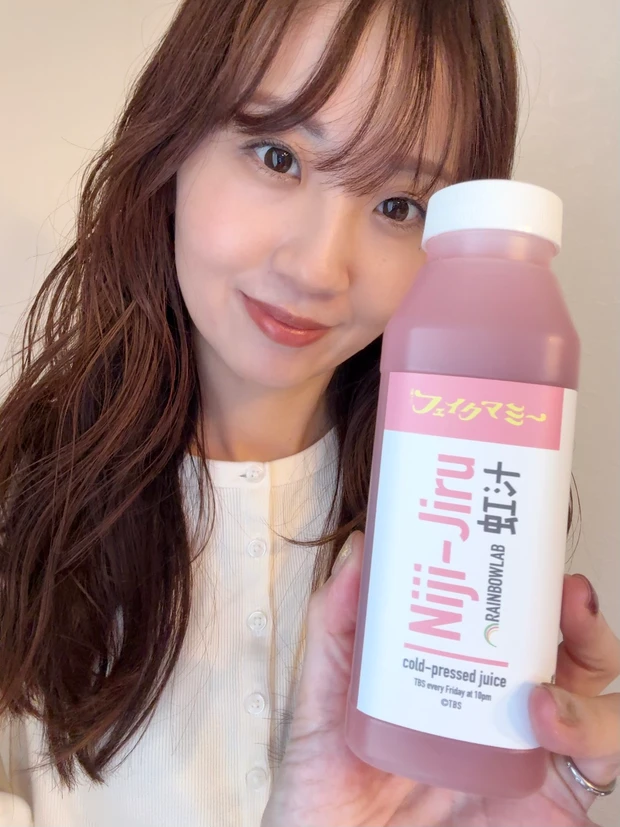 TBS系金曜ドラマ【フェイクマミー】虹汁 パッケージを持った様子