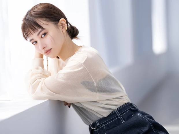 ピンを使わないまとめ髪を覚えたい 山本舞香 北原果 無造作なこなれシニヨン マキアオンライン Maquia Online