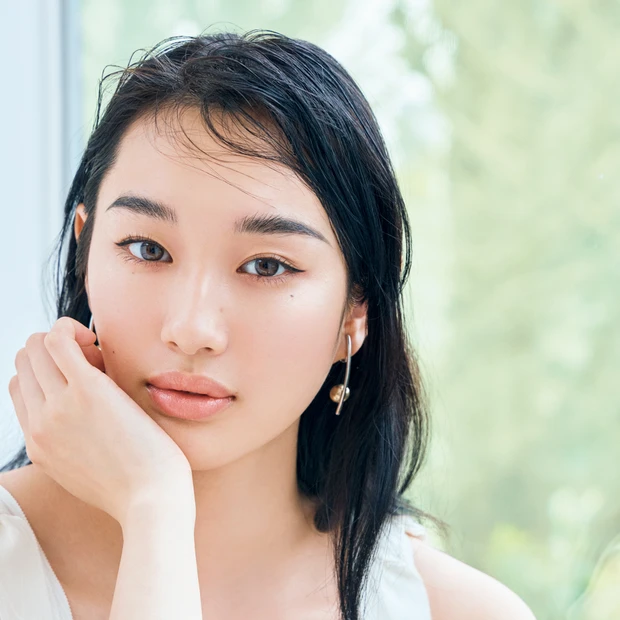 新定番の眉メイクで一気に垢抜け！ メリハリ顔になれる「Y2Kな細長アーチ…