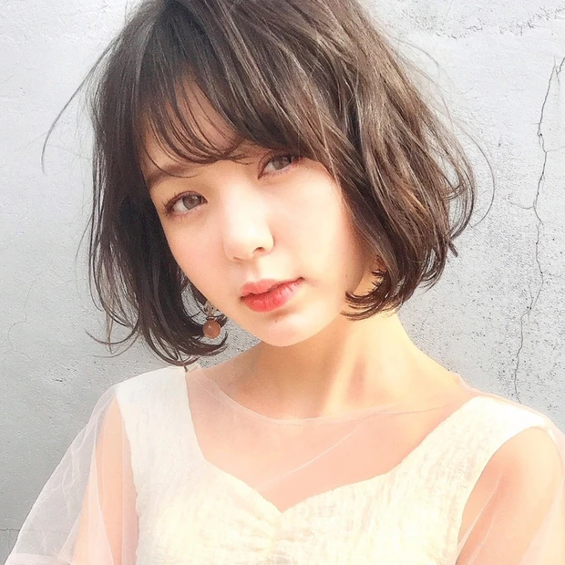 ゆるウェーブ×小顔バングでおしゃれにキメる、大人のための無造作ボブ