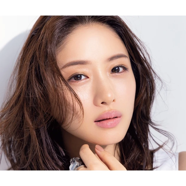 石原さとみさん登場! ×paku☆chanとつくる、可愛さプラスのカーキメイクを徹底解剖