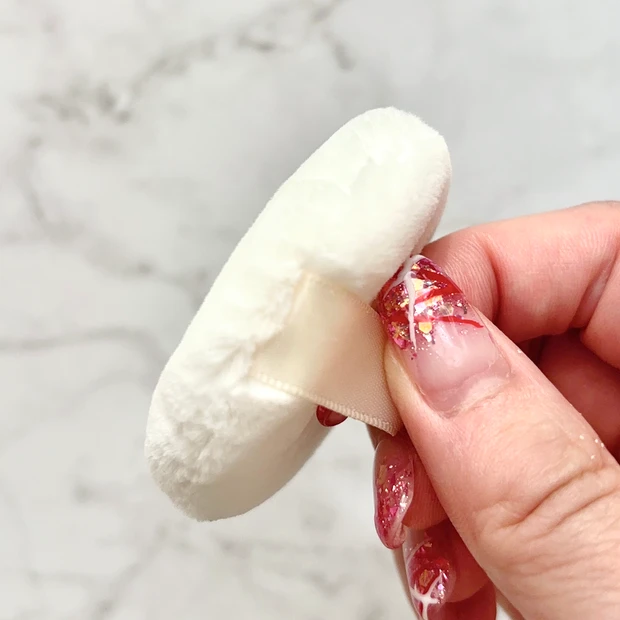 ツヤ肌をキープするマキアージュのフェイスパウダーのパフ