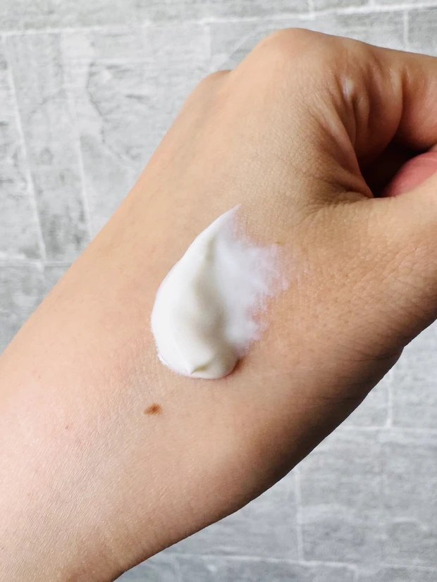 KANEBOのクリームインデイⅡのテクスチャー