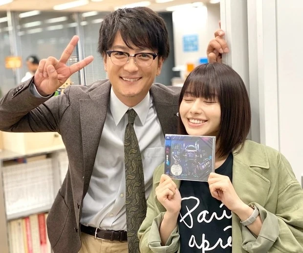 派遣会社の上司・近耕作役を演じる上地雄輔さんと。（ドラマ撮影休止期間となる以前に撮影した写真です。）