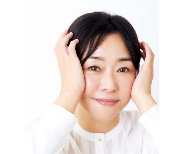 1 肌に透明感さえあれば、若々しく見える!_美容液を顔全体に塗った後、シミゾーンは手根で重ね塗り