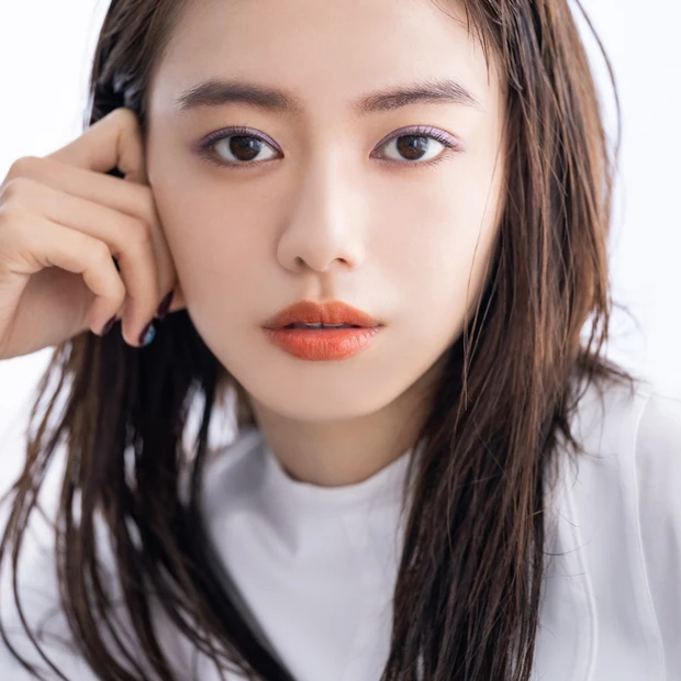 今ドキなオレンジリップが気になる山本舞香さんに、ヘア&メイク北原果さんが秋ムードにぴったりな最旬オレンジリップを紹介