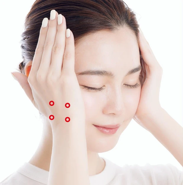 頬の正しいタッチ　福吉真璃奈