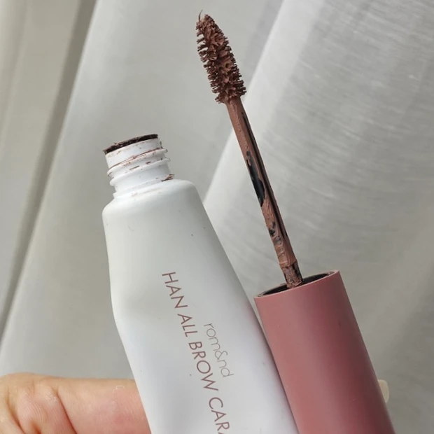 【ロムアンド】人気の眉マスカラ5色を比較レビュー！ハンオールブロウカラの推しカラー紹介：①【ヘビロテNo.1】05 ダスキーローズ
