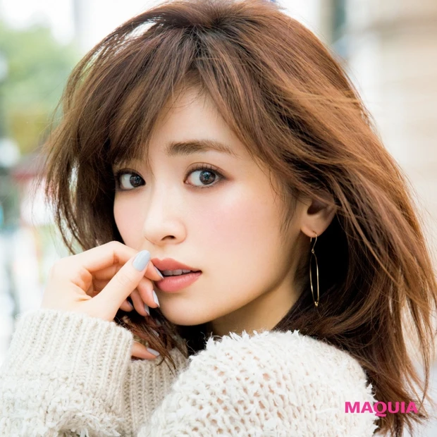 泉里香が可愛く着こなす「秋の本命ゆるニット」×「秋メイク」