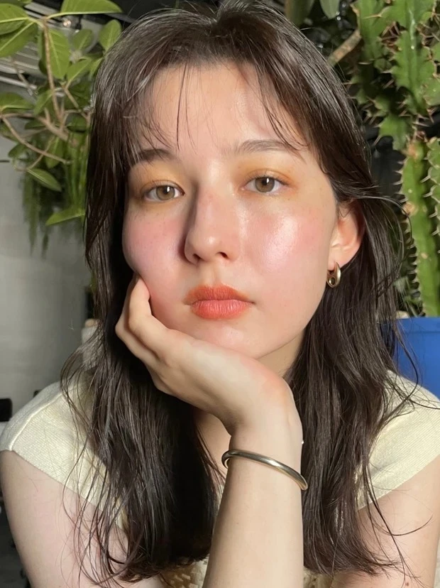 【卵型さんにおすすめの髪型】ミディアムヘア編_【卵型×ミディアムヘア】ミルクパーマでスタイリング簡単! 艶やかな抜け感ミディアムヘア