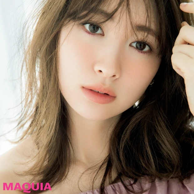 こじはるの下まぶたメイク！ 派手顔を引き立てる赤みシャドウをひとさし