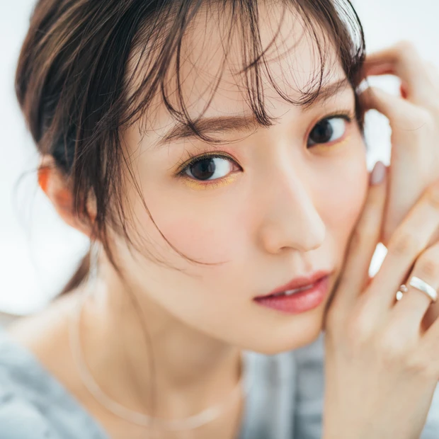 遊び心たっぷり春メイク！ 山口真帆さんが纏うカラフル“石鹸オフフコスメ”