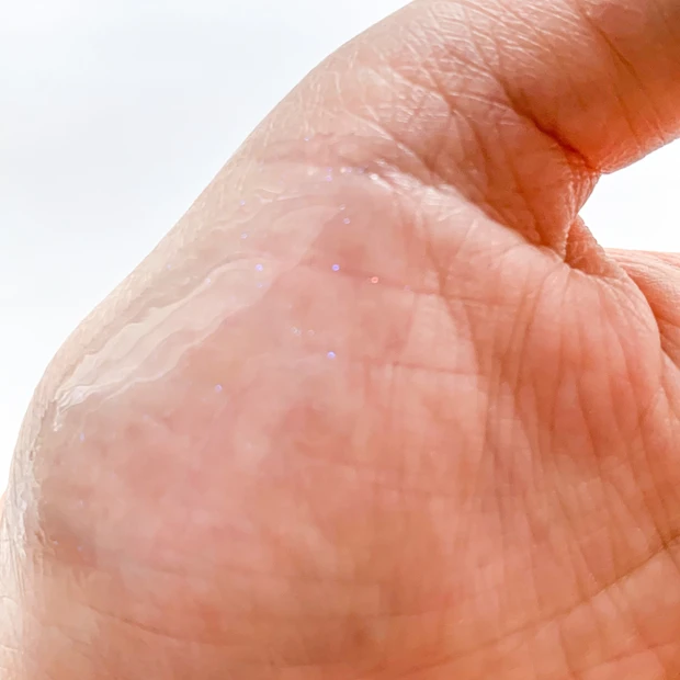 キャンメイク トゥインクルジュエリープランパー 02 自然光での手元スウォッチと透明感