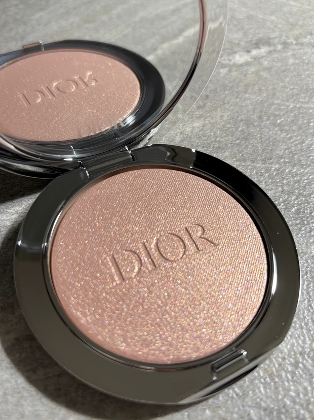 ディオール　Dior 2026 新作　限定 ディオールスキン フォーエヴァー グロウ ルミナイザー 003 サン-キスド サマーコレクション　夏　コスメ　てんとう虫　デイジー　ハイライト　サマコレ　夏コレ