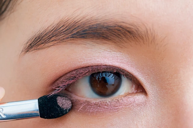 ピンクのアイパレットで作るおすすめピンクメイク5選_3.「低温ピンク」で媚びない甘さを手に入れるピンクメイク_4