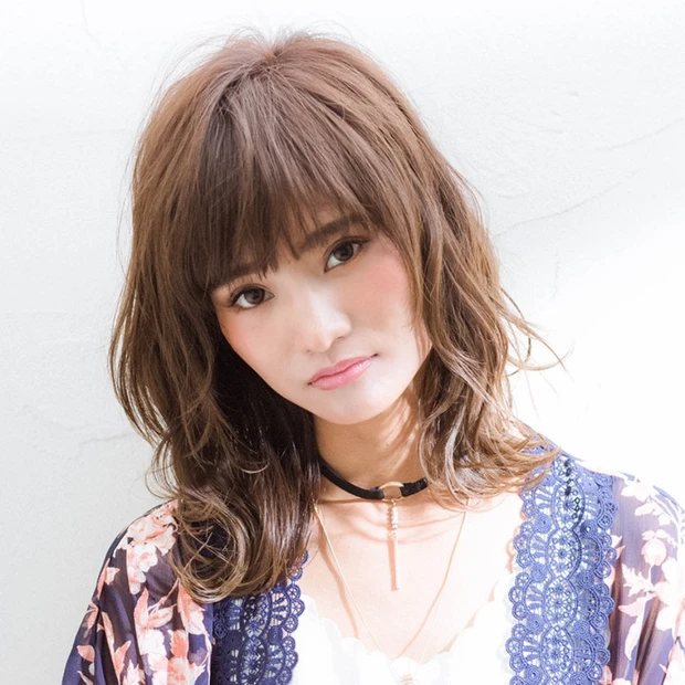 ゆるっとルーズな質感が今っぽい、大人カジュアルなレイヤーミディ