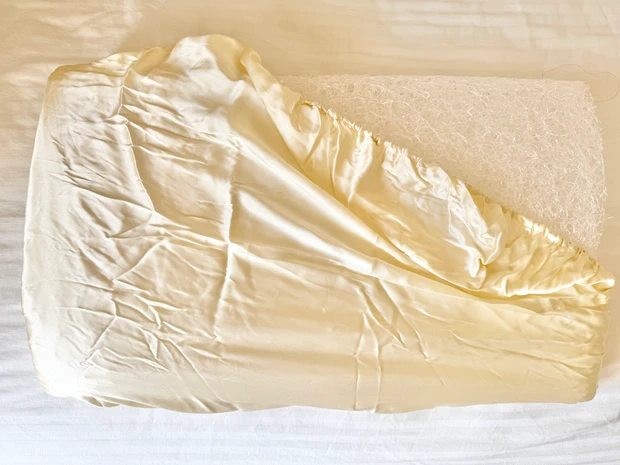 スリーコインズ　スリコ　シルク枕カバー　美髪　睡眠