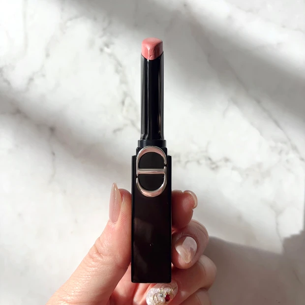 神崎恵や小田切ヒロが愛用する「Dior　ルージュ ディオール オン ステージ　120 アイコニック ローズ シャイン」