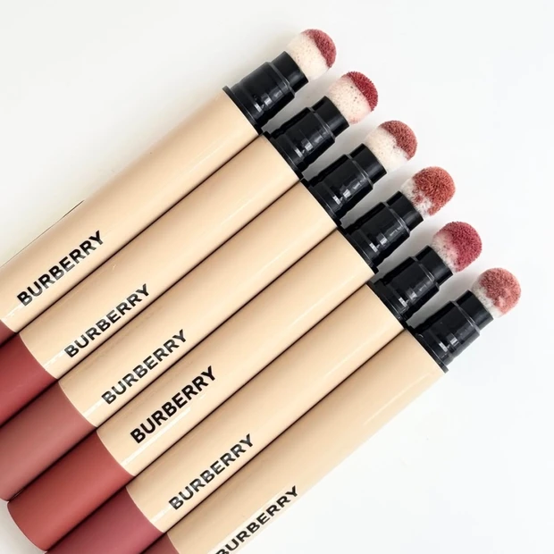 【バーバリー ビューティ】新マットリップを全色スウォッチ！ たんぽぽの綿毛のようなチップでぼかしも簡単に