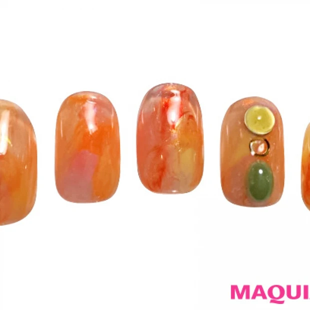 ふんわりやさしく、女っぽさを纏わせた「ビタミンカラー」ネイル