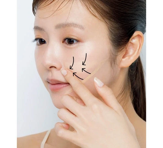 瞬時にリフト効果 フの字コンシーラー なじませる