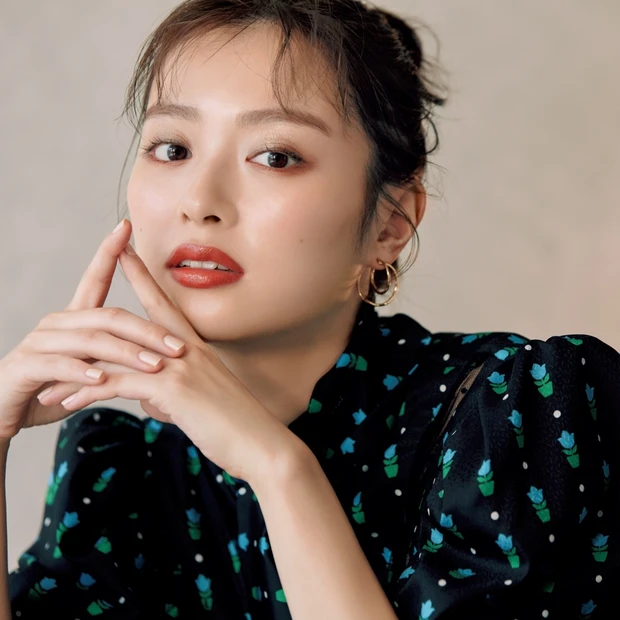 内田理央がSUQQUのコフレで上品な大人の遊び心メイク【クリスマスコフレ…