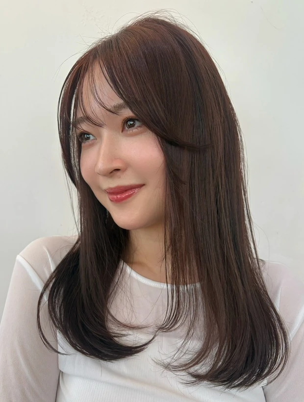 髪型　ロングレイヤー　ロングヘア　シースルーバング　暗髪　サイド