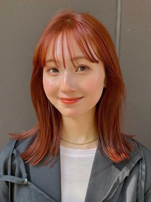 前髪あり ミディアム ミディアムヘア オレンジカラー 外ハネ ツヤ髪