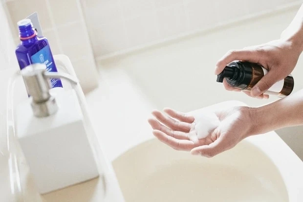 【正しいメンズスキンケアのやり方・メンズ美容】水だけで洗う洗顔はNG! たっぷりの泡で皮脂汚れを落として