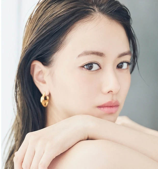 山本舞香さん×ヴァレンティノ ビューティ媚びない色気を醸し出すサマーメイク