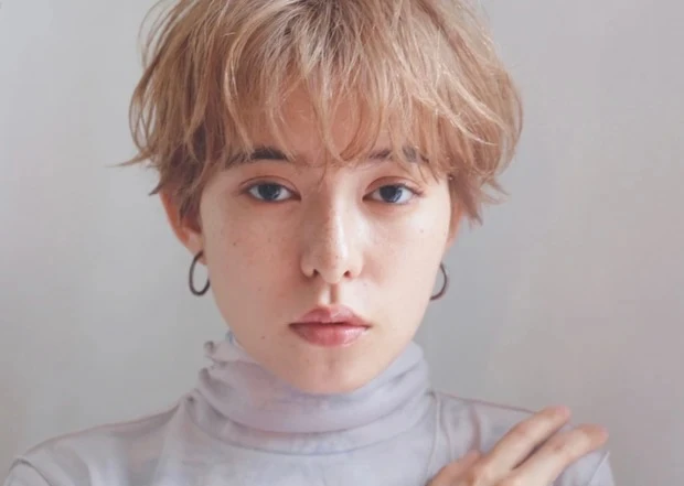 【ブリーチカラーの髪型・ヘアスタイル】ショート2選_【ブリーチカラーのショート】白髪悩みをカバーする、大人のハイトーンショート