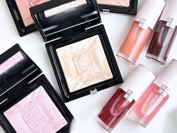 【夏新色コスメ2026】ジバンシイのリップオイル＆ハイライターを全色スウォッチ！ ひと塗りでグロウな輝きに