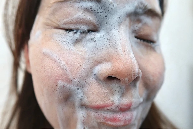 TO MOCHI CLAY SPARKLING WASHの泡③