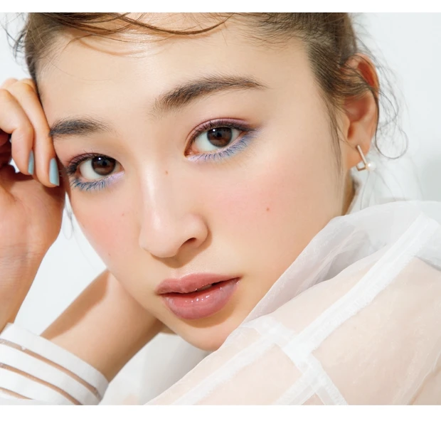 脱・無難の新バランスを指南! 上西星来が夏の定番ブルーをつけこなす