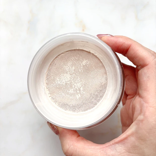 エクセル エクストラリッチ セラムインパウダー の中身写真。メッシュタイプで使いやすい！