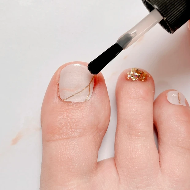 【韓国コスメ・簡単セルフネイル】可愛い！貼るだけジェルネイルシールで大理石柄のペディキュアしてみた！〜金曜夜のぶっちゃけ美容#12〜_6_2