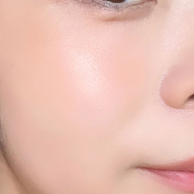 ディオール003 パーリーピーチグロウ 肌に乗せた使用例