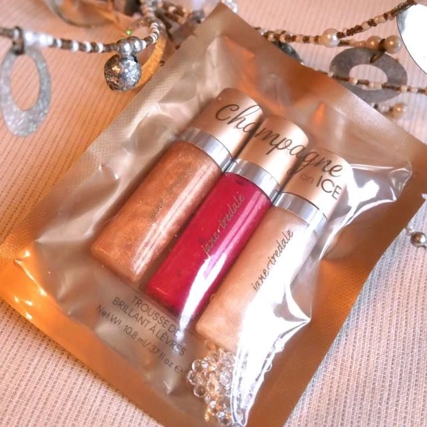 このグロスはテンションが上がる!オーロラ色のラメ☆ジェーンアイルデールのクリスマスコフレ「シャンパンオンアイス」オーガニックのワサビノキ種子油配合でリップケアもできちゃう。