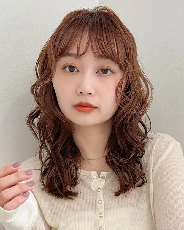冬におすすめの髪型 ミディアムヘア 大ぶりウェーブパーマがおしゃれな小顔ミディアム