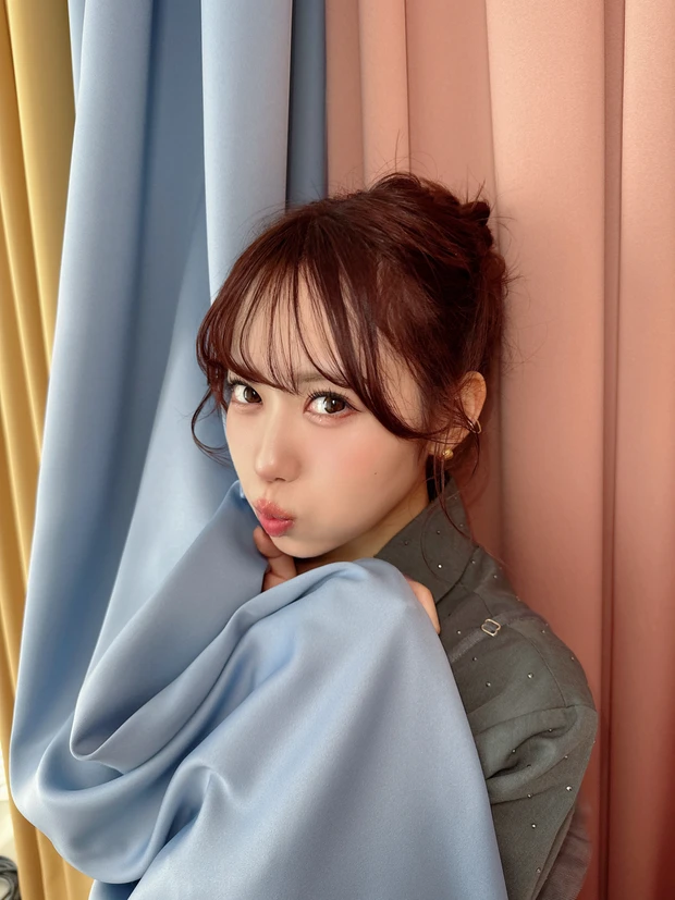 声優伊達さゆり　カーテン　キス顔