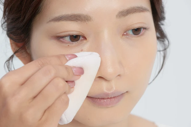 3.頬はのせているか、のせていないかわからないほどそーっと軽く添える程度でOK。