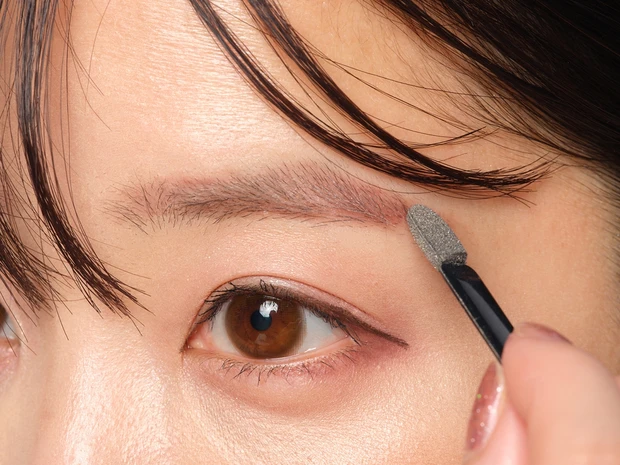 休井美郷　キャンメイク　眉メイク