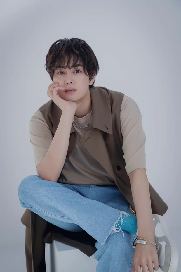 前田大輔 timelesz project タイプロ TAG SEARCH 椅子に腰かけ頬杖をついたポーズ