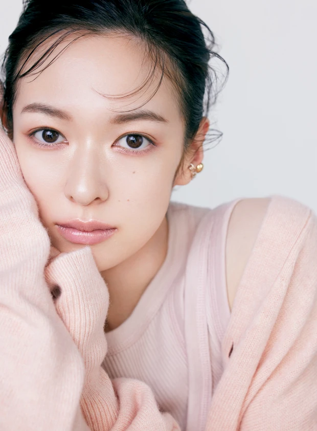 マキアベストコスメ2025下半期 フェイスパウダー部門 1位 シャネル　プードゥル ユニヴェルセル リーブル オン-ザ-ゴー 20 森絵梨佳