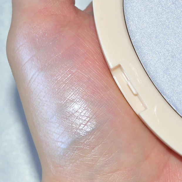 ブルーラメ ブルーコスメ ハイライト 透明感コスメ ブルーパール ヴィセ