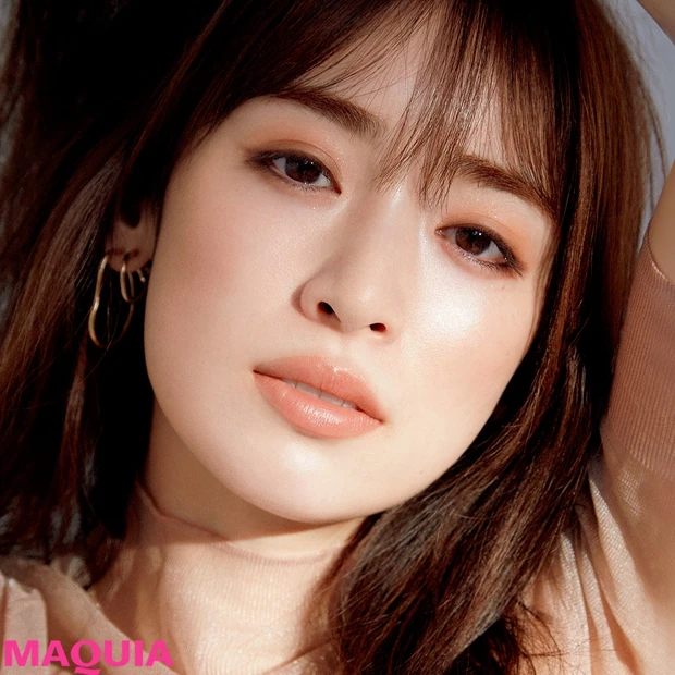 定番ブラウンシャドウで春メイク！ オレンジ合わせが新鮮なグラデアイのつく…