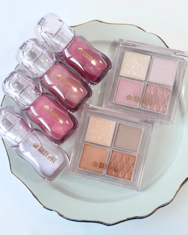 【5位】デイジードールの蜜リップ&こっくりカラーのアイシャドウをスウォッチ! 秋らしい新色が満載