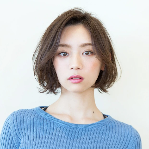 ほっそり小顔で女らしい！ ヘルシー美人のゆるふわカールボブ